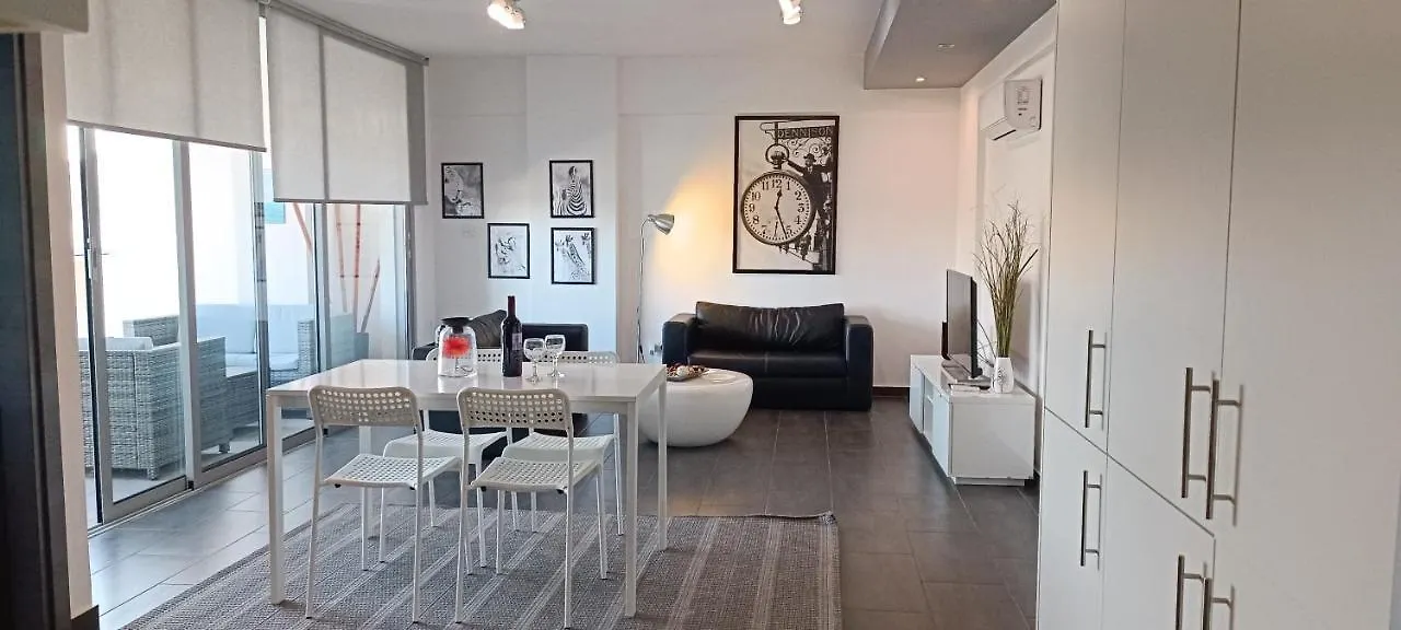 לרנקה Dezo Luxury Town Apartment