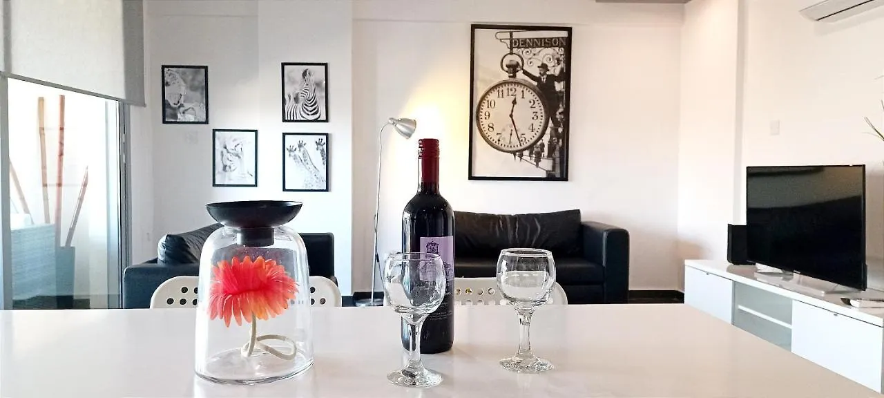 לרנקה Dezo Luxury Town Apartment קפריסין