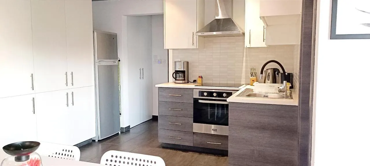 לרנקה Dezo Luxury Town Apartment