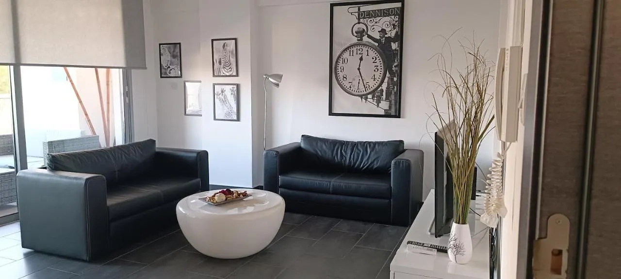 לרנקה Dezo Luxury Town Apartment