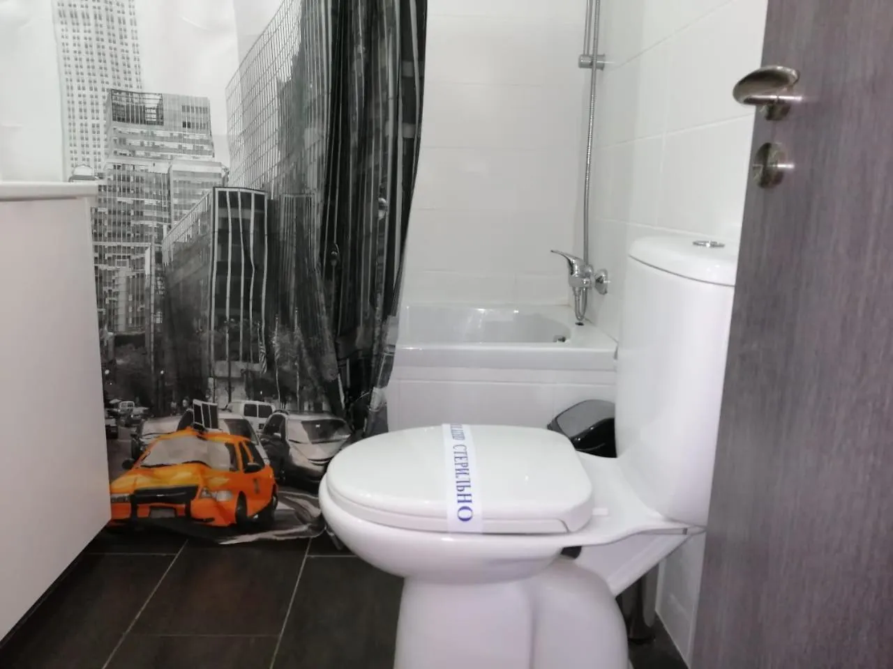 לרנקה Dezo Luxury Town Apartment קפריסין